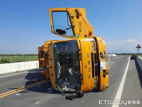 ▲垃圾車翻覆崁頂鄉垃圾車專用道。（圖／記者陳崑福翻攝）