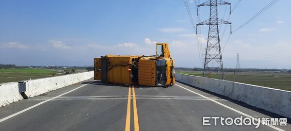 ▲垃圾車翻覆崁頂鄉垃圾車專用道。（圖／記者陳崑福翻攝）