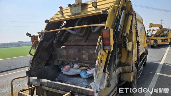 ▲垃圾車翻覆崁頂鄉垃圾車專用道。（圖／記者陳崑福翻攝）