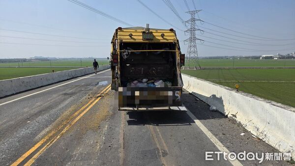 ▲垃圾車翻覆崁頂鄉垃圾車專用道。（圖／記者陳崑福翻攝）