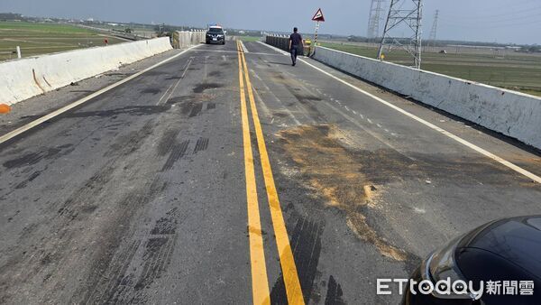 ▲垃圾車翻覆崁頂鄉垃圾車專用道。（圖／記者陳崑福翻攝）