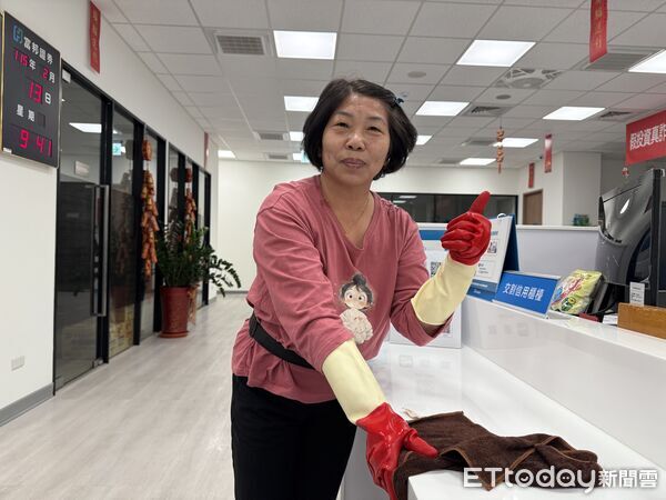 ▲林彩雲在銀行環境整理清潔，以行動寫下人生第二篇章。（圖／記者游瓊華翻攝）