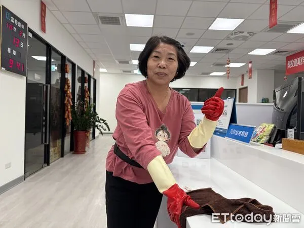 ▲林彩雲在銀行環境整理清潔，以行動寫下人生第二篇章。（圖／記者游瓊華翻攝）