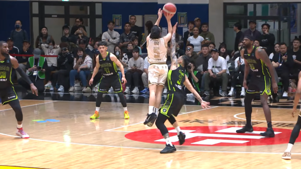 ▲2月14日雲豹、夢想家一役在比賽關鍵時裁判卻漏吹張宗憲防守犯規，負責裁判葉俊宏遭聯盟懲處禁止執法兩週。（圖／翻攝自YouTube／TPBL）