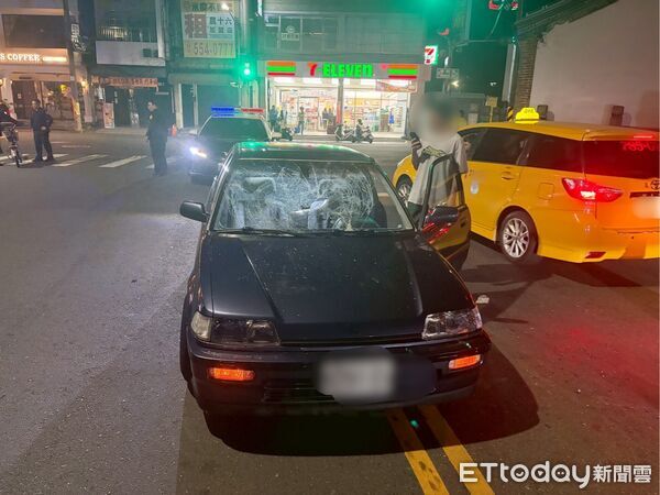 ▲男子拿石頭砸毀擋風玻璃             。（圖／記者吳奕靖翻攝）