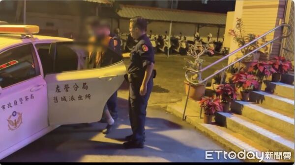 ▲男子拿石頭砸毀擋風玻璃             。（圖／記者吳奕靖翻攝）