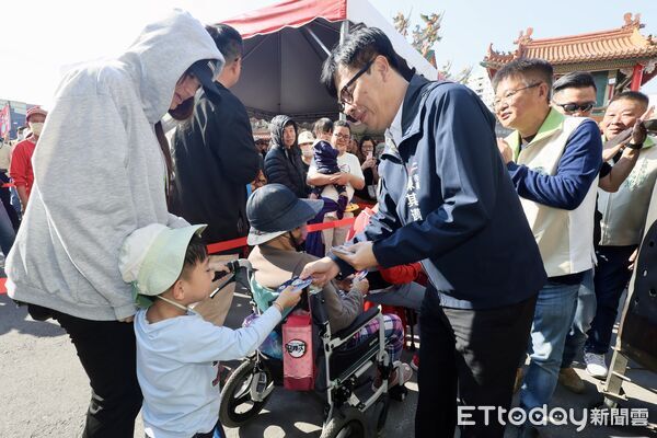 ▲高雄市長陳其邁在春節前夕，到廟宇發放紅包           。（圖／記者吳奕靖翻攝）