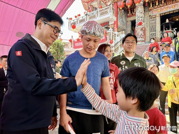 ▲高雄市長陳其邁在春節前夕，到廟宇發放紅包           。（圖／記者吳奕靖翻攝）