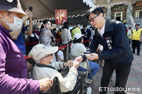 ▲高雄市長陳其邁在春節前夕，到廟宇發放紅包           。（圖／記者吳奕靖翻攝）