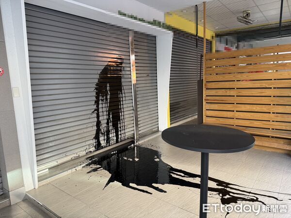 ▲一家知名連鎖手搖飲店遭人潑漆             。（圖／記者吳奕靖翻攝）