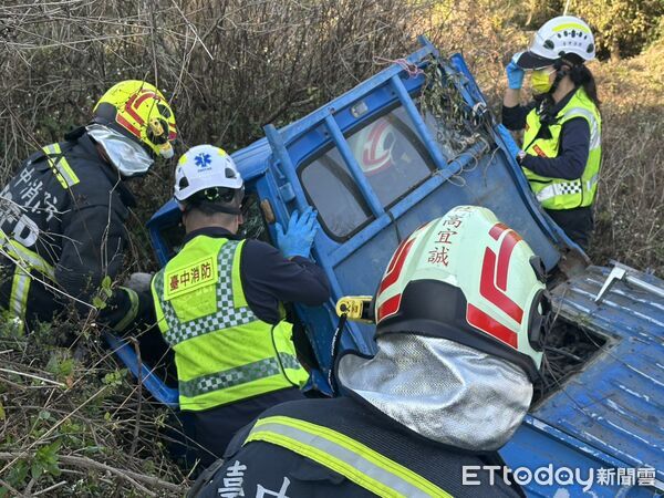 ▲快訊／台中石岡驚傳意外！小貨車翻落邊坡　７旬翁受困救出無心跳。（圖／記者游瓊華翻攝）