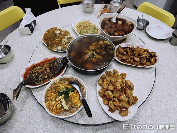 ▲▼彭佳嶼氣象站年夜飯。（圖／彭佳嶼氣象站提供）