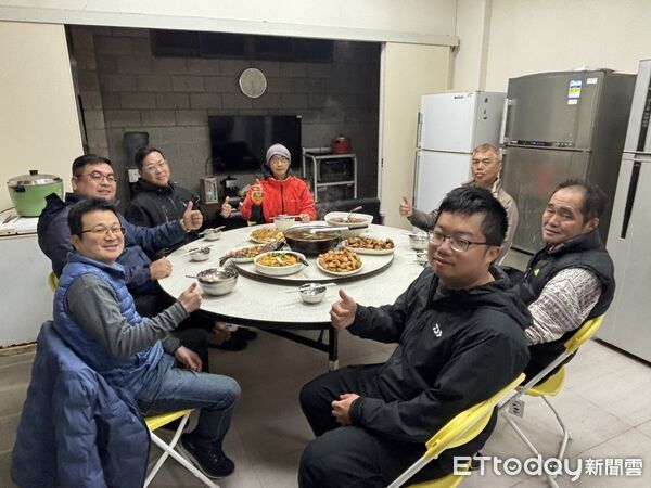 ▲▼彭佳嶼氣象站年夜飯。（圖／彭佳嶼氣象站提供）