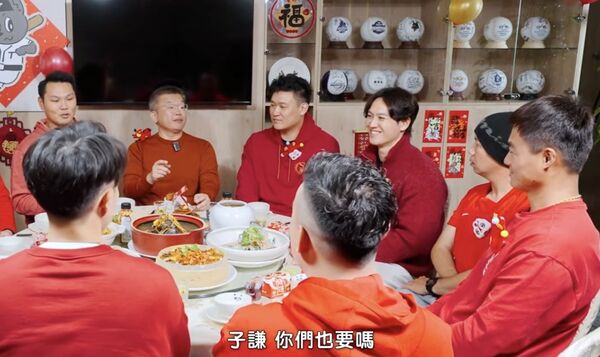 ▲會長蔡其昌與六隊球星許基宏、蘇智傑、范國宸、蔣少宏、施子謙、陳柏豪齊聚圍爐過年，蔣少宏寫下「成」與「好」、許基宏選擇「韌」、蔡其昌寫「勇」、陳柏豪寫「鴻」、范國宸寫「進」、施子謙寫「好」、蘇智傑則以「速」期許新球季             。（圖／截自中華職棒官方YouTube ）