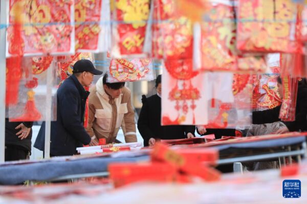 ▲▼河南省焦作市溫縣一處集市上選購春聯的民眾。（圖／翻攝新華社）
