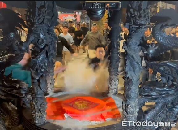 ▲▼   新港奉天宮頭香二連霸！22歲義消楊信旗再奪頭彩　抱回交阯陶馬與一年份醬油】 。（圖／記者翁伊森攝）