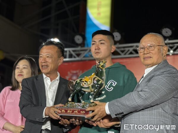 ▲▼   新港奉天宮頭香二連霸！22歲義消楊信旗再奪頭彩　抱回交阯陶馬與一年份醬油】 。（圖／記者翁伊森攝）