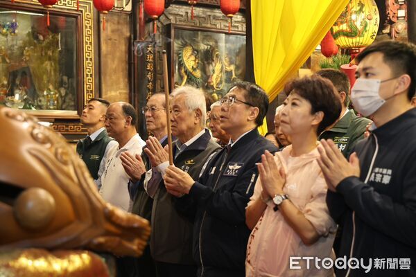 ▲▼黃偉哲除夕夜參拜。（圖／記者林東良翻攝）