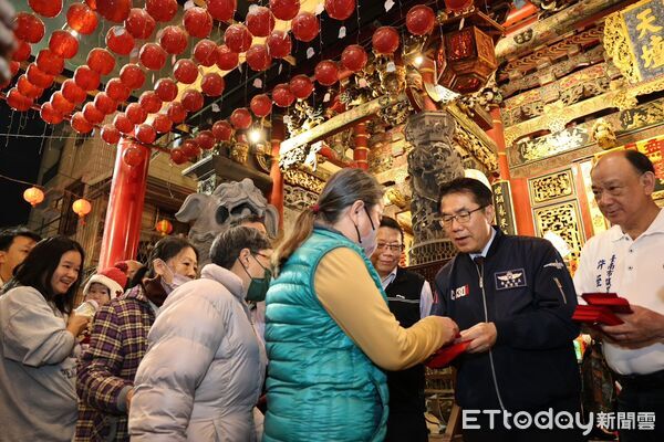 ▲▼黃偉哲除夕夜參拜。（圖／記者林東良翻攝）