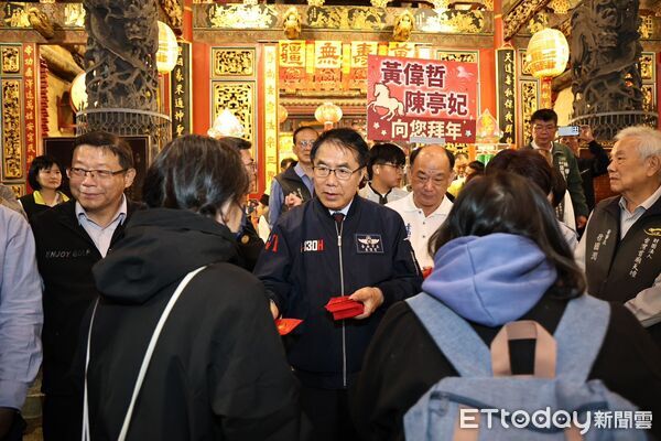 ▲▼黃偉哲除夕夜參拜。（圖／記者林東良翻攝）