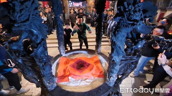 ▲▼新港奉天宮除夕夜開廟門搶頭香，22歲義消楊信旗二連霸。（圖／記者翁伊森翻攝）