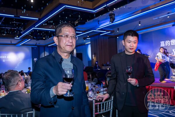 呂金發（左）入主太普高後，由二子呂品學擔任執行長。