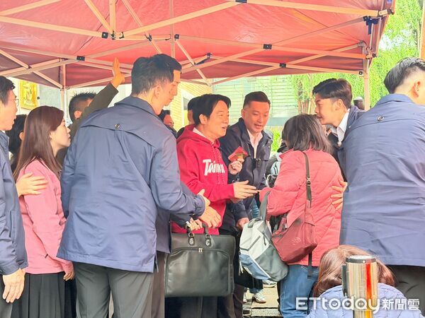 ▼賴清德發放福袋。（圖／記者劉亮亨攝）