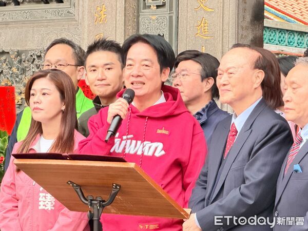▲總統賴清德17日早到艋舺龍山寺參拜，並於發放福袋前發表談話。（圖／記者劉亮亨攝）