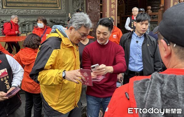 ▲▼  蔣萬安初一宮廟走春     。（圖／記者崔至雲攝）