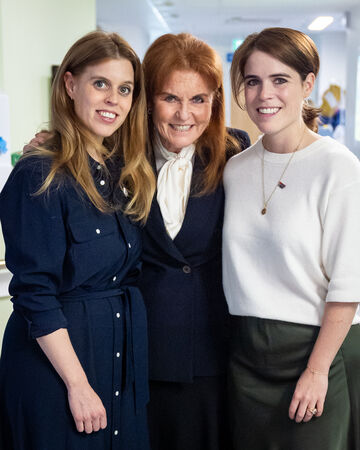 ▲▼碧翠絲公主（Princess Beatrice）、尤金妮公主（Princess Eugenie）與母親莎拉（Sarah Ferguson）。（圖／路透）