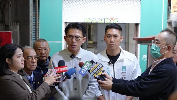 ▲民眾黨主席黃國昌17日早到新莊武聖廟參拜、發放發財金並受訪。（圖／民眾黨提供）