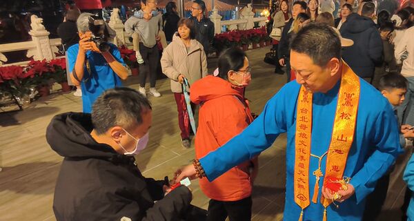 ▲▼松山慈惠堂除夕發錢母，初一到初五再加發財金，燈節加碼萬個錢母。 （圖／總策劃長李瑞彬提供）