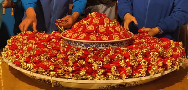 ▲▼松山慈惠堂除夕發錢母，初一到初五再加發財金，燈節加碼萬個錢母。 （圖／總策劃長李瑞彬提供）