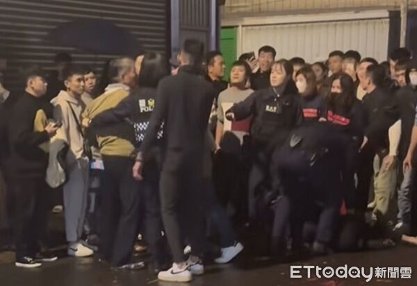 ▲▼民眾圍觀，警方制止防止事態擴大。（圖／獲threads&mdash;xin150授權使用）