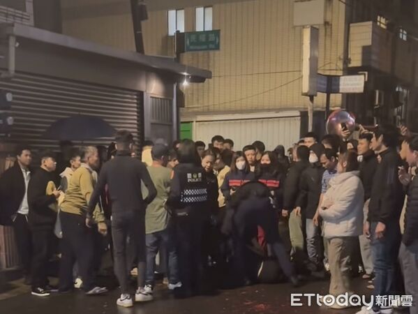 ▲▼民眾圍觀，警方制止防止事態擴大。（圖／獲threads&mdash;xin150授權使用）