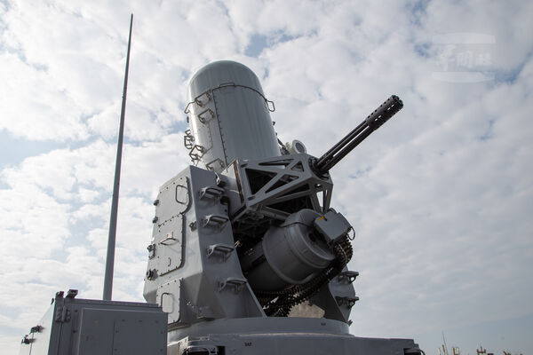 ▼海軍逢甲軍艦上的「方陣快砲」，具備紅外線熱顯像儀及自動追蹤功能，針對空中慢速目標及水面目標進行搜索及交戰，有效射程達2,000碼以上。（圖／軍聞社提供）