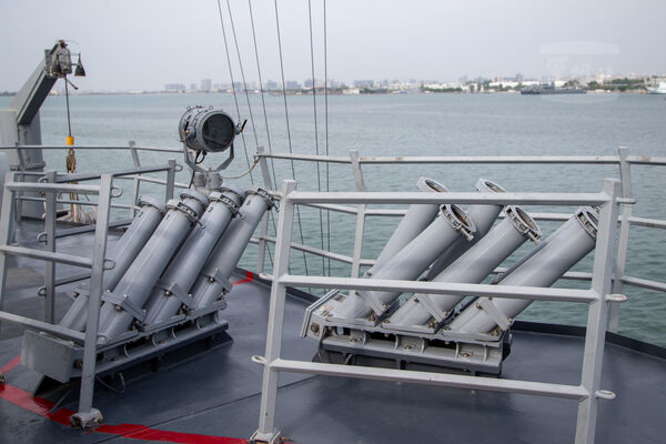 ▲海軍逢甲軍艦上的MK-36干擾彈發射系統，屬被動式防衛系統，針對來襲飛彈的飛彈尋標器達到緊急替鎖之功能。（圖／軍聞社提供）