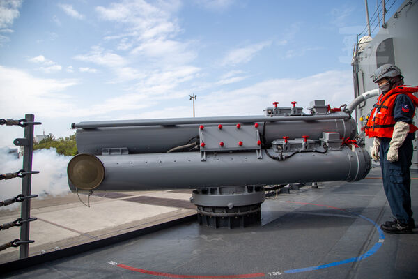 ▲MK-32魚雷發射管，可裝載MK-46魚雷，除具備自動搜索敵方潛艦能力，並可有效打擊敵方潛艦。（圖／軍聞社提供）