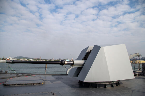 ▲76快砲，全自動控制之高、平兩用火砲，可精準對空中及水面目標實施射擊，最大有效距離約1.2萬碼。（圖／軍聞社提供）