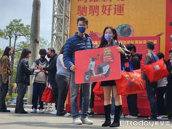 ▲新光三越抽福袋,鑽戒,GOGORO。（圖／記者游瓊華攝）