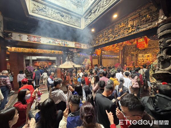 ▲▼      ，擁有三百多年歷史的西螺福興宮廟門緩緩開啟       。（圖／記者游瓊華翻攝）