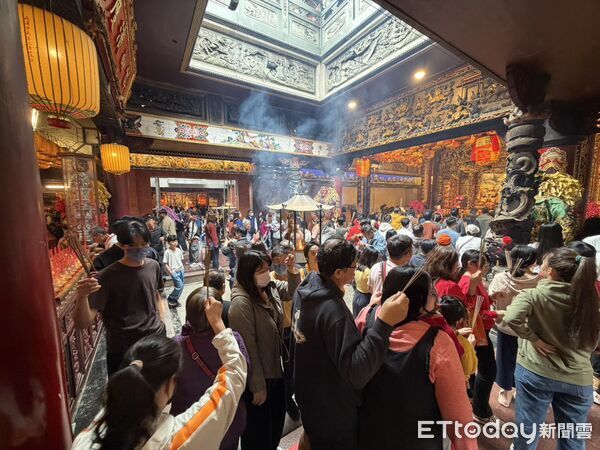 ▲▼      ，擁有三百多年歷史的西螺福興宮廟門緩緩開啟       。（圖／記者游瓊華翻攝）