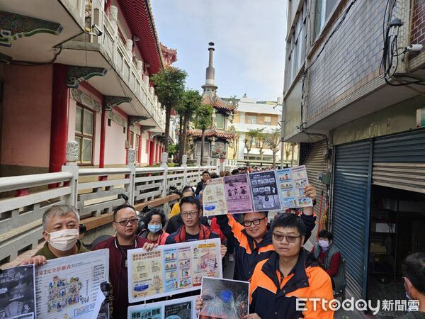 ▲南消第三救災救護大隊大年初一前往將軍區文衡殿進行防火宣導。（記者林東良翻攝，下同）