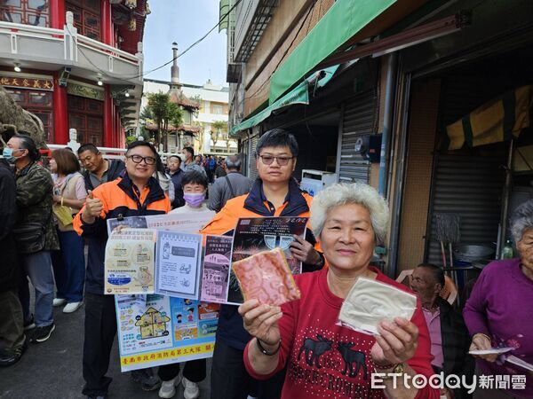 ▲南消第三救災救護大隊大年初一前往將軍區文衡殿進行防火宣導。（記者林東良翻攝，下同）