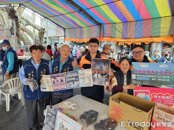 ▲南消第三救災救護大隊大年初一前往將軍區文衡殿進行防火宣導。（記者林東良翻攝，下同）