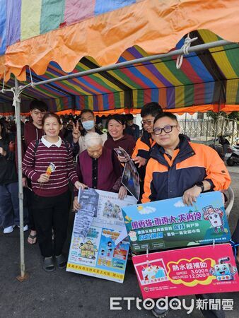 ▲南消第三救災救護大隊大年初一前往將軍區文衡殿進行防火宣導。（記者林東良翻攝，下同）