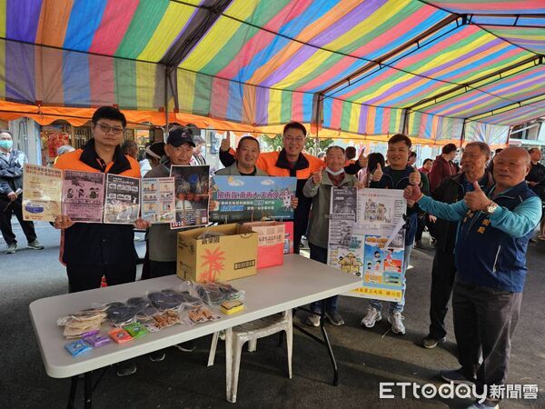 ▲南消第三救災救護大隊大年初一前往將軍區文衡殿進行防火宣導。（記者林東良翻攝，下同）