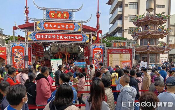 ▲台南學甲慈濟宮大年初一發放馬年保生金幣，吸引大批信眾排隊領取。（記者林東良翻攝，下同）