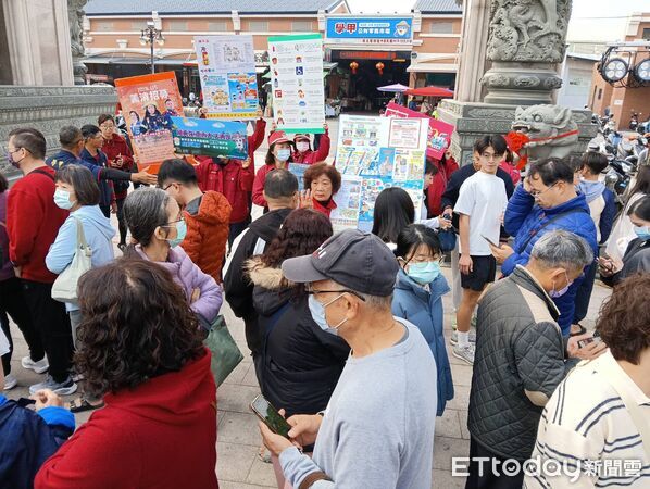 ▲台南學甲慈濟宮大年初一發放馬年保生金幣，吸引大批信眾排隊領取。（記者林東良翻攝，下同）