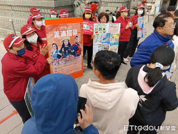 ▲台南學甲慈濟宮大年初一發放馬年保生金幣，吸引大批信眾排隊領取。（記者林東良翻攝，下同）